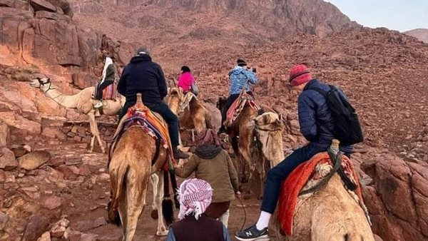 تسلق السائحين جبل