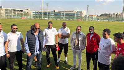 حازم إمام وعلاء نبيل يحفزان لاعبي منتخب الناشئين قبل مباراة زد الودية