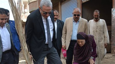 مسنة تستوقف موكب محافظ الغربية وتطلب تغطية بالوعة صرف صحي أمام منزلها.. والأخير: عينيا ليكي