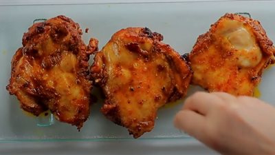 غير مكلفة.. طريقة عمل أوراك دجاج مخلية مشوية في الفرن