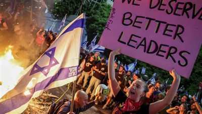 احتجاجات عارمة في إسرائيل بعد إقالة وزير الدفاع جالانت