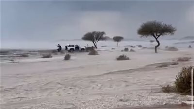 تكون حبات البرد الغزير على صحراء حائل.. وتحذيرات من حالة الطقس اليوم بالسعودية