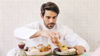 اللبان في جيبك.. علاج حموضة المعدة بطرق طبيعية وأهم الأخطاء اليومية