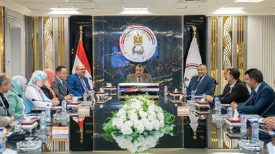 وزير الإنتاج الحربي يتابع خطط التسويق لمنتجات الشركات التابعة