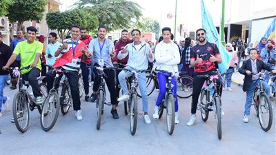 بمشاركة 200 طالب.. رئيس جامعة سوهاج يطلق شارة البدء لماراثون الدراجات