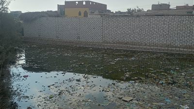 مياه الصرف غرقت البيوت.. أهالي قرية الخمسين بالفيوم يستغيثون: حياة أولادنا في خطر |صور 