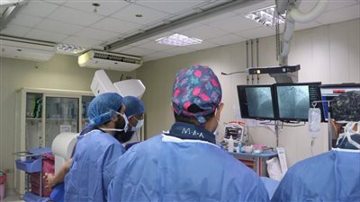 إعادة الحركة لمسنة أصيبت بالشلل.. أطباء الأقصر ينجحون في استئصال ورم كبير بالمخ لمريضة