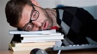 هل العمل لساعات طويلة يزيد من خطر الإصابة بالسكتة الدماغية؟.. طبيب أعصاب يجيب