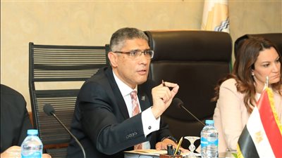 محافظ الجيزة يكلف بتخصيص شباك محدد لاستخراج رخص المحال العامة بالمراكز التكنولوجية