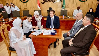 جبر الخواطر.. محافظ المنوفية وكيلا عن عروس يتيمة في عقد قرانها