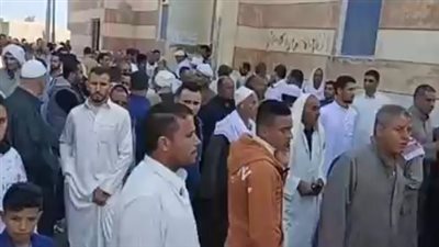 المئات من أهالي البحيرة يؤدون صلاة الجنازة على جثمان صائد الدبابات بحرب أكتوبر البطل محمد المصري | بث مباشر 