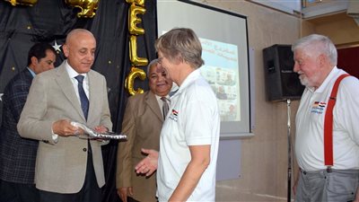 بحضور الجانب الألماني.. محافظ الأقصر يكرم طلاب الدفعة العاشرة بمدرسة العديسات الثانوية الصناعية