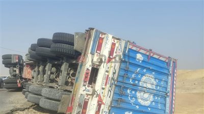 إصابة شخص في انقلاب سيارة نقل ثقيل بطريق الفيوم الصحراوي| صور 