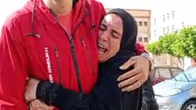 انهيار والدة الشاب المقتول على يد جاره بدمياط: خلص عليه بسبب طيارة ورق| بث مباشر