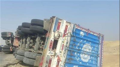 بسبب السرعة الزائدة.. انقلاب سيارة نقل ثقيل محملة بالفوسفات على صحراوي المنيا | بث مباشر