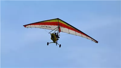 أصيبت بسكتة دماغية.. سقوط طائرة شراعية على فتاة خلال تناولها الغداء في مطعم بتركيا