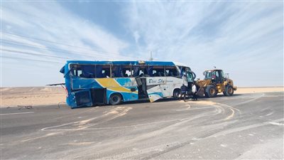 تفاصيل إصابة 50 شخصًا في انقلاب أتوبيس بالبحر الأحمر| بث مباشر