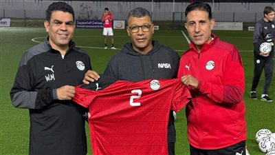 اتحاد الكرة يهدي قميص منتخب مصر إلى المغربي حميد رياض