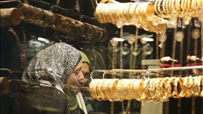 انهيار أسعار الذهب العالمية لأدنى مستوى في أكثر من شهر 