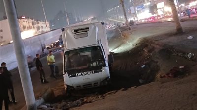 إصابة سائق إثر تصادم سيارة بالرصيف في شارع جامعة الدول | بث مباشر 