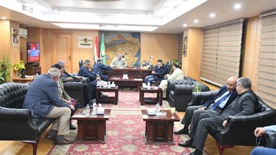 في إطار سلسلة لقاءاته الدورية.. محافظ الفيوم يلتقي أعضاء مجلسي النواب والشيوخ لبحث مطالب المواطنين