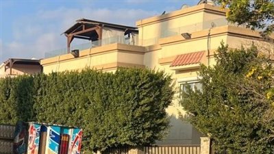 دون وقوع إصابات.. تريلا محملة بالطوب تصطدم بسور فيلا بالقاهرة الجديدة | صور