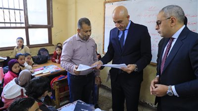 خلال تفقده مدارس بالمرج.. وزير التعليم يوجه بتوفير معلمين بالحصة بإحدى المدارس