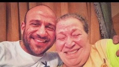 ماذا قالت والدة أحمد مكي عنه قبل رحيلها؟