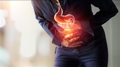 تحذير طبي: 3 مشروبات شائعة قد تزيد من حموضة المعدة بدلًا من علاجها