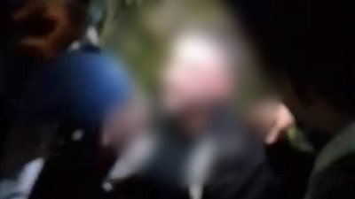 لقنوه علقة ساخنة.. أهالي قرية بالمنيا يمسكون بلص حاول خطف صغير وسرقة توك توك