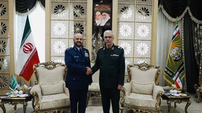 رئيس الأركان السعودي يبحث مع نظيره الإيراني تطوير العلاقات العسكرية والدفاعية
