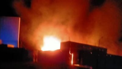 7 سيارات إطفاء.. الحماية المدنية تسيطر على حريق مصنع قطن بأسيوط|صور