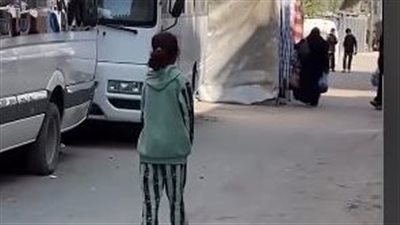 من علب التونة.. صغيرة فلسطينية ترتدي حذاءًا صفيحًا وتثير تعاطف السوشيال ميديا