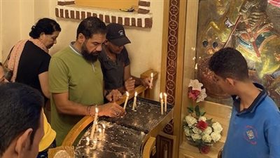 سرك سرك يامارجرجس.. بالشموع والتسابيح والترانيم آلاف الأقباط يحتفلون في الدير بالأقصر|صور