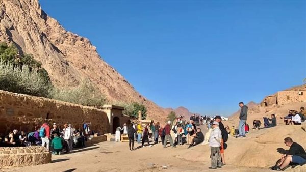 اقبال من السائحين