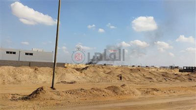 الحماية المدنية بالمنوفية تسيطر على حريق ثلاجة تحت الإنشاء بالمنطقة الصناعية بالسادات| صور