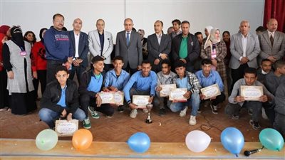 محافظ المنيا يشيد بابتكارات طلاب مدرسة ثانوية فنية ويكرم المتميزين