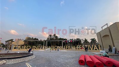 قبل انطلاقه غدًا.. القاهرة 24 يرصد التجهيزات الأخيرة للدورة الـ 45 لمهرجان القاهرة السينمائي الدولي