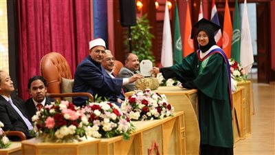 رئيس جامعة الأزهر يكرم الخريجين الوافدين من تايلاند