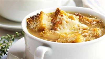 طريقة عمل شوربة البصل في الشتاء.. وصفة فرنسية لتدفئة مثالية