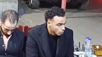 الحزن يسيطر على الشاعر مصطفى حدوتة خلال تلقيه عزاء ابنته في مسجد الصديق | بث مباشر