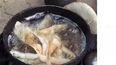 بسبب المجاعة.. فلسطينيون يتناولون قشر البطاطس على وجبة الغداء 