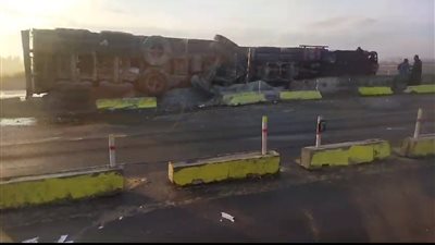 انقلاب سيارة نقل ثقيل على الطريق الإقليمي بالجيزة.. ومحاولات لرفعها