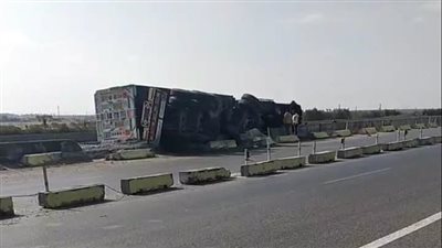 تفاصيل انقلاب سيارة نقل ثقيل على الطريق الإقليمي قبل نزلة الطريق الصحراوي | بث مباشر