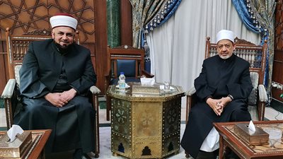 من وسط خيام النزوح.. علماء غزة يعزون شيخ الأزهر في وفاة شقيقته