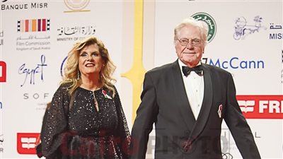 بقلادة فلسطين.. حسين فهمي أول الحضور بمهرجان القاهرة السينمائي في نسخته الـ 45 