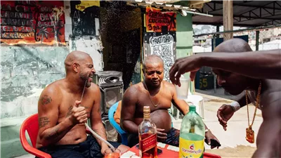 من لاعب عالمي إلى مدمن خمر.. أسرار حياة أدريانو الجديدة بعد وفاة والده