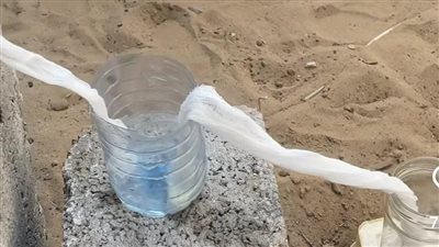 بقطع قماش وزجاجات فارغة.. فلسطينيون يبتكرون طريقة جديدة لـ تنقية مياه الشرب الملوثة في غزة