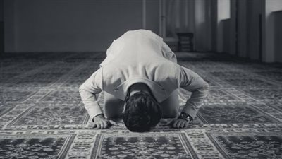 ماذا يفعل الزوج والأب مع زوجته وأبنائه الذين لا يُصلون وهل يحق له ضربهم؟.. اعرف حكم الشرع