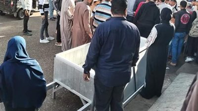 الحزن يكسو الوجوه.. لحظة وصول جثامين ضحايا حادث المطرية بالدقهلية لأداء صلاة الجنازة